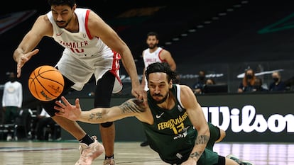 Álvaro Calvo se lanza a por un balón en uno de los partidos de la BAL. Getty