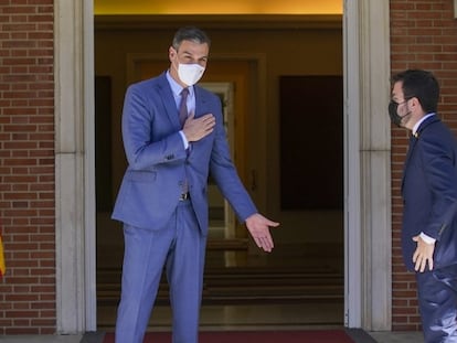 El presidente del Gobierno Pedro Sánchez saluda al presidente de la Generalitat Pere Aragonès en el Palacio de la Moncloa.