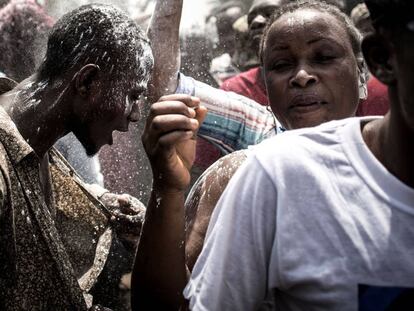 Simpatizantes de Felix Tshisekedi celebran su victoria en El Congo. 