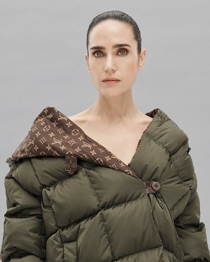 Jennifer Connelly con chaqueta acolchada confeccionada en 'ripstop'. La actriz luce prendas de Louis Vuitton en todas las imágenes.
