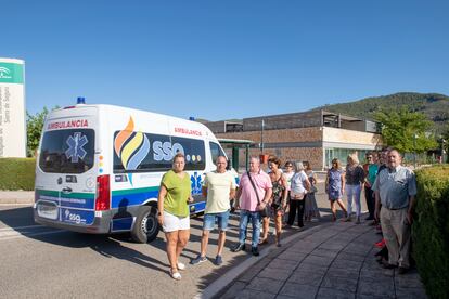 Vecinos de la comarca de la Sierra de Segura junto al hospital de alta resolución de Puente de Génave, donde piden que se frene su desmantelamiento.