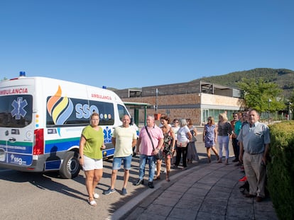 Vecinos de la comarca de la Sierra de Segura junto al hospital de alta resolución de Puente de Génave, donde piden que se frene su desmantelamiento.