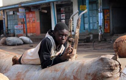 Cargando sacos de 50 kilos, los chicos de la calle de Eldoret consiguen 50 chelines, apenas medio euro.