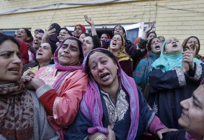 Mujeres musulmanes de Cachemira se lamentan durante un funeral al sur de Srinagar.