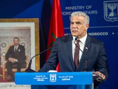 El ministro de Exteriores israelí, Yair Lapid, ante una foto de Mohamed VI, el jueves en Casablanca.