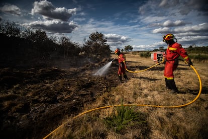 Efectivos de la UME refrescan la zona para evitar que se reavive el fuego
Cualedro. 