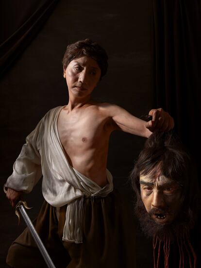 Yasumasa Morimura reinterpretó en 2016 la obra de Caravaggio, David con la cabeza de Goliat (1605).