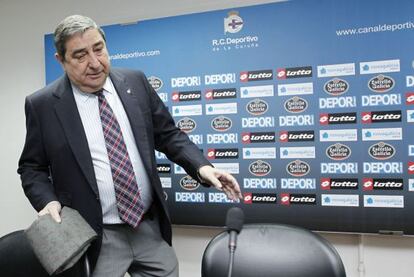 Augusto César Lendoiro, presidente del Deportivo, llega a una rueda de prensa.