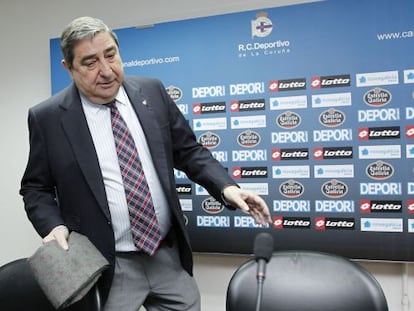 Augusto César Lendoiro, presidente del Deportivo, llega a una rueda de prensa. 