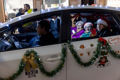 Decimonovena edición del ‘Paseo de la Ilusión’ en la que 122 taxistas han mostrado el alumbrado navideño de Córdoba a 500 usuarios de residencias y centros de mayores de la ciudad.