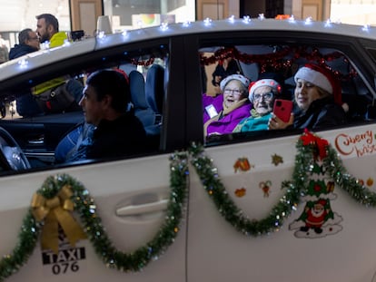 Decimonovena edición del ‘Paseo de la Ilusión’ en la que 122 taxistas han mostrado el alumbrado navideño de Córdoba a 500 usuarios de residencias y centros de mayores de la ciudad.