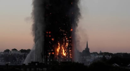 La torre Grenfell arde en la noche del 14 de junio de 2017. 