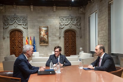 Salvador Illa, Jaume Collboni y el consejero de la Presidencia, Albert Dalmau, durante la reunión de este jueves en la Generalitat.