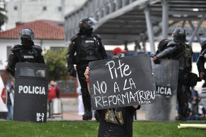 Una mujer sostiene un cartel con la leyenda "No a la reforma tributaria" durante una manifestación contra la reforma tributaria propuesta por el presidente colombiano Iván Duque, en Bogotá.