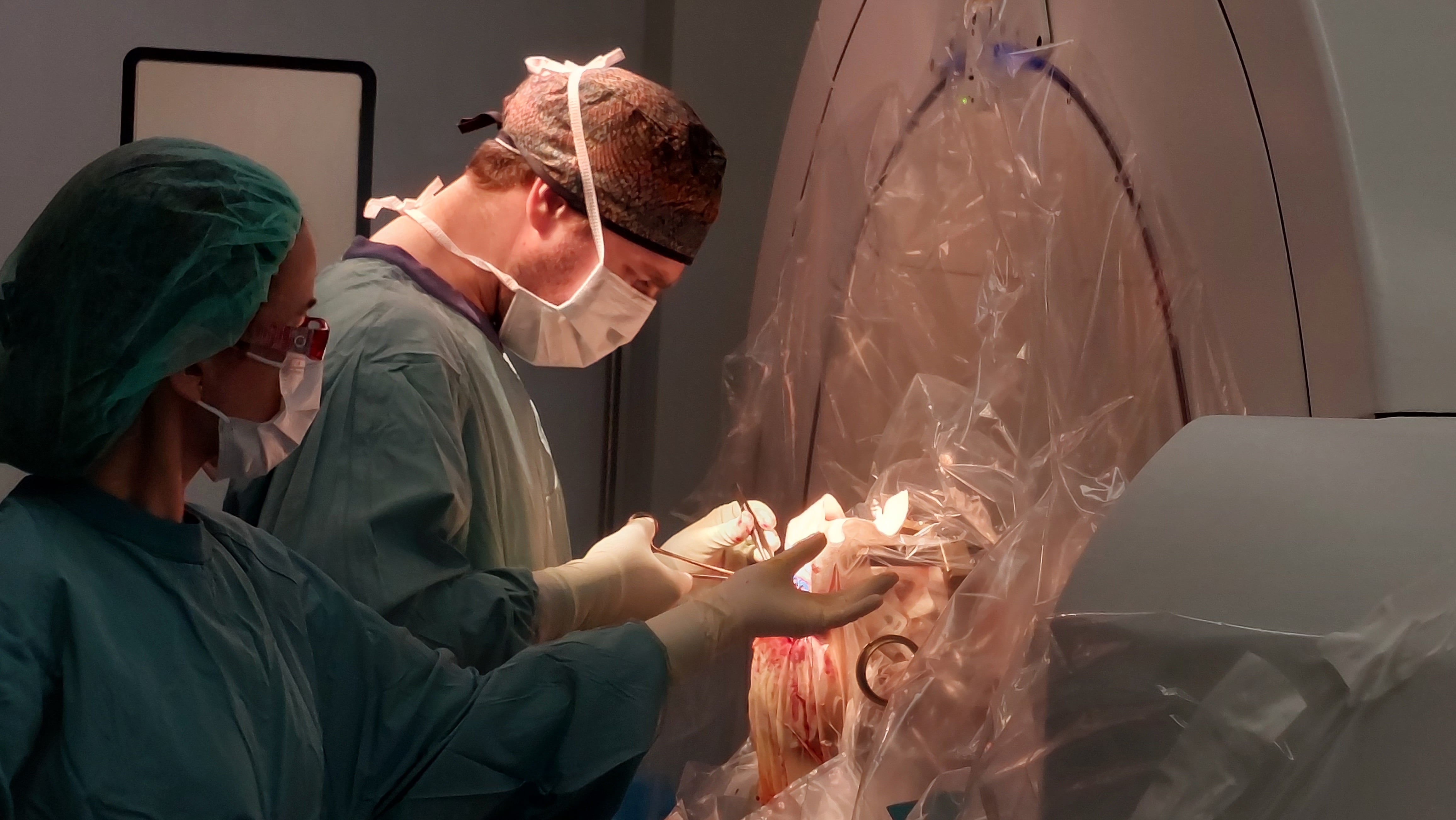 Un neurocirujano y una enfermera, en un momento de la intervención de estimulación cerebral profunda para tratar un síndrome de Tourette grave en el Hospital Sant Pau de Barcelona.