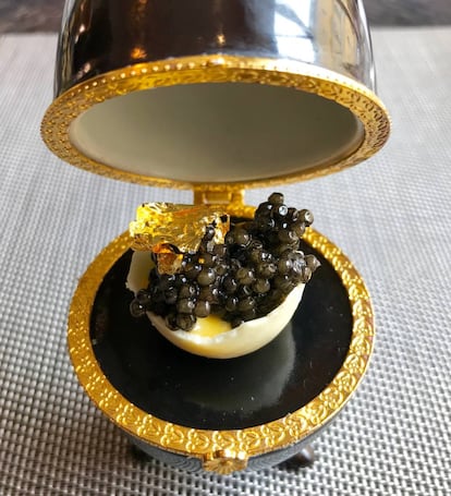 HUEVO FABERGÉ. CASCARA DE CHOCOLATE BLANCO, YEMA, ORO COMESTIBLE Y CAVIAR RUSO