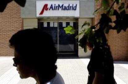 En la imagen, personas pasan frente a la oficina de Air Madrid. EFE/Archivo