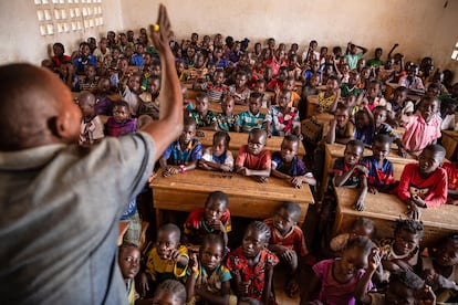 Beindori Noelhas imparte clases a los alumnos de la escuela primaria Elien, al noroeste de la República Centroafricana.