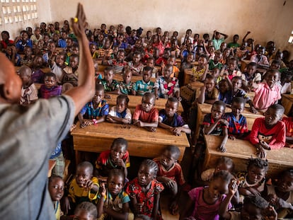 Beindori Noelhas imparte clases a los alumnos de la escuela primaria Elien, al noroeste de la República Centroafricana.