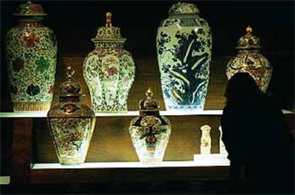 Algunas de las piezas de cerámica oriental expuestas actualmente en las salas del Palacio Real de Madrid.