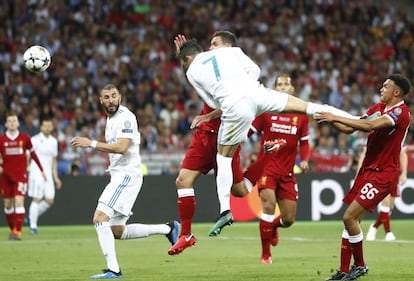 Cristiano Ronaldo salta junto al jugador del Liverpool Dejan Lovren.