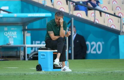 Luis Enrique, sentado en la nevera ante Eslovaquia.