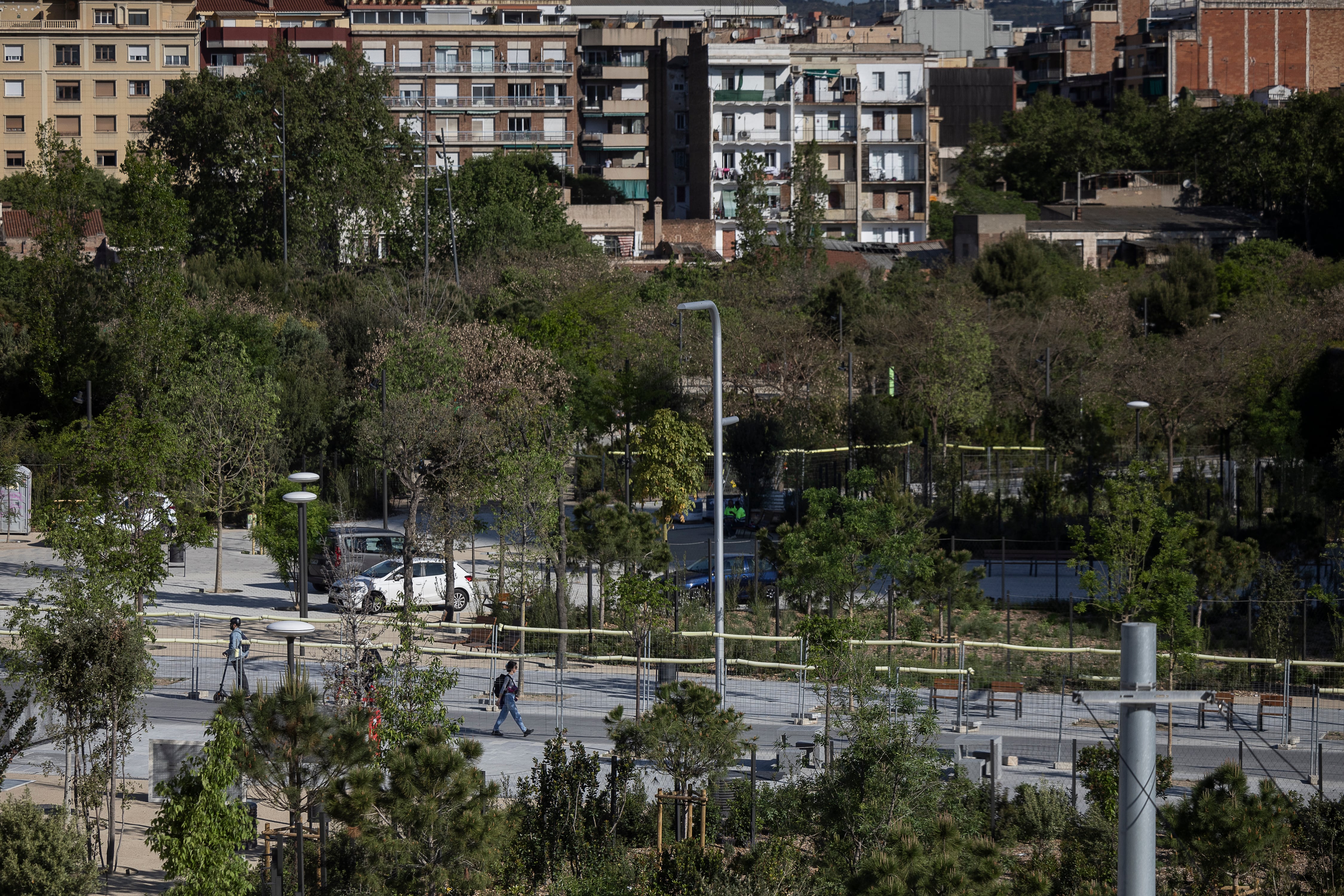 El nuevo parque de les Glòries, en Barcelona, desde el mirador del museo del Diseño.