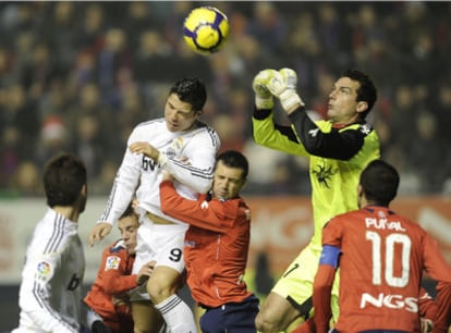 Cristiano Ronaldo, sujetado por Camuñas y Miguel Flaño, intenta rematar de cabeza ante la salida de Ricardo.