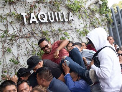 Un grupo de revendedores se metieron por la fuerza entre gritos y empujones hasta el frente de la fila en la zona de taquillas de la Arena Ciudad de México, durante la espera para conseguir boletos para los conciertos de Luis Miguel.