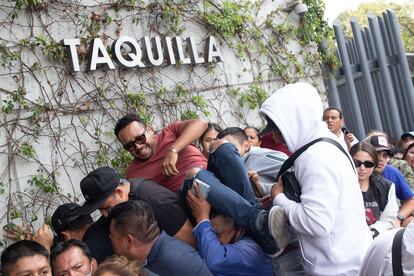 Un grupo de revendedores se metieron por la fuerza entre gritos y empujones hasta el frente de la fila en la zona de taquillas de la Arena Ciudad de México, durante la espera para conseguir boletos para los conciertos de Luis Miguel.