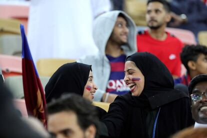 Dos mujeres cubiertas con un tocados tradicionales sonríen desde la grada este jueves, minutos antes del comienzo del encuentro entre el Atlético de Madrid y el FC Barcelona en la semifinal de la Supercopa que se disputa en la ciudad de Yeda (Arabia Saudí).
