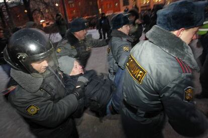 La polic&iacute;a detiene a un opositor durante la protesta.