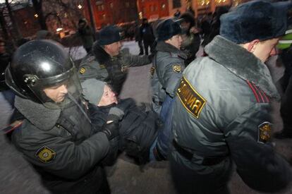 La policía detiene a un opositor durante la protesta.