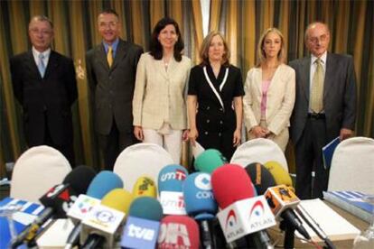 De derecha a izquierda, Benigno Blanco, María del Prete, Sharon Slater, Lola Valverde, Jean Louis Thes y Alain Soury-Lavergne.