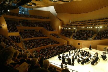 La Orquesta Filarm&oacute;nica de Los &Aacute;ngeles, dirigida por Esa Pekka-Salonen, en 2003