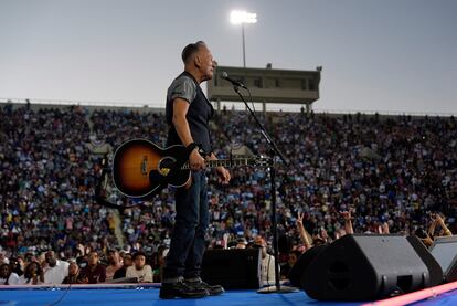 Bruce Springsteen en el escenario durante el mitin de la campaña electoral de Harris en Clarkston, el jueves.