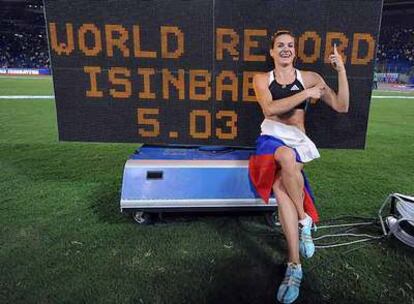 La atleta rusa sitúa el récord mundial de pértiga en Roma en 5,03 y apenas dos semanas después lo vuelva a batir para dejarlo en 5,04m