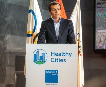 Sanitas pone en marcha la VIII edición de Healthy Cities. El consejero delegado de la compañía, Iñaki Peralta, presentó el proyecto con el que busca impulsar estilos de vida más sanos entre los ciudadanos, a la vez que contribuye a que las ciudades sean más saludables y sostenibles. Para ello, en esta edición propone el reto de caminar 6.000 pasos diarios y dejar el coche en casa durante dos meses. A cambio, Sanitas plantará un árbol por cada persona que cumpla el reto.