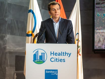 Sanitas pone en marcha la VIII edición de Healthy Cities. El consejero delegado de la compañía, Iñaki Peralta, presentó el proyecto con el que busca impulsar estilos de vida más sanos entre los ciudadanos, a la vez que contribuye a que las ciudades sean más saludables y sostenibles. Para ello, en esta edición propone el reto de caminar 6.000 pasos diarios y dejar el coche en casa durante dos meses. A cambio, Sanitas plantará un árbol por cada persona que cumpla el reto.