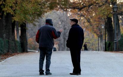 Dos jubilados en el parque del Retiro de Madrid. 