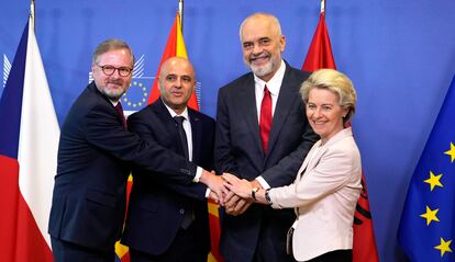 Desde la izquierda, los primeros ministros de la República Checa, Petr Fiala, de Macedonia del Norte, Dimitar Kovacevski, y de Albania, Edi Rama; y la presidenta de la Comisión Europea, Ursula von der Leyen, este martes en Bruselas.