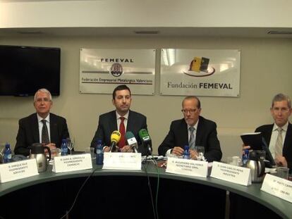 Vicente Lafuente, en el centro, presidente de Femeval.