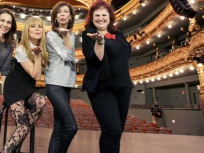 De izquierda a derecha, Fabiola Toleda, Ana Obregón, Elisa Matilla y Teté Delgado este jueves en el escenario del Campos Elíseos. 