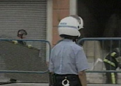 Al menos seis policías han resultado heridos por las explosiones. El hecho de que los coches bomba estallaran antes de lo anunciado por ETA hace sospechar que los terroristas pretendían tender una trampa a los artificieros.