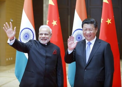 El primer ministro indio, Narendra Modi, junto al presidente chino, Xi Jinping, en Xian.