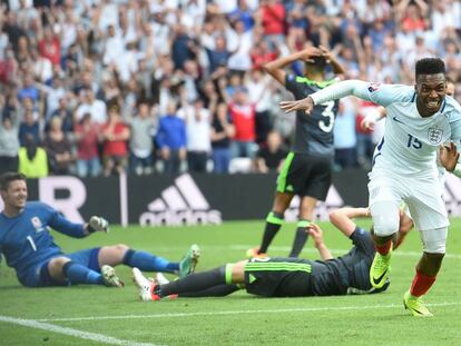 Sturridge celebra o gol que deu a vitória à Inglaterra.