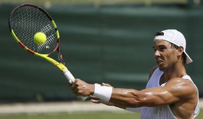 Nadal golpea de revés durante un entrenamiento en Wimbledon.