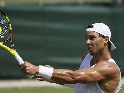 Nadal golpea de revés durante un entrenamiento en Wimbledon.