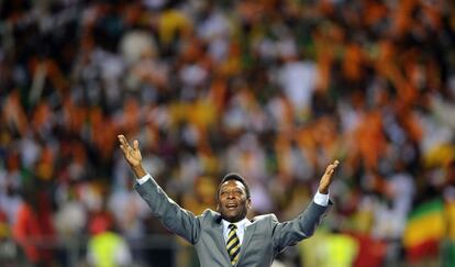 Pelé saluda al público antes de la semifinal de la Copa Africana de Naciones disputada en Libreville (Gabón), en 2012.