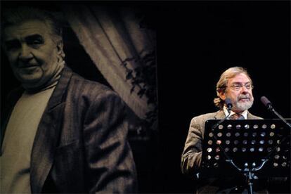 El consejero delegado del Grupo PRISA, Juan Luis Cebrián, recuerda a Eduardo Haro Tecglen en el Teatro Español.